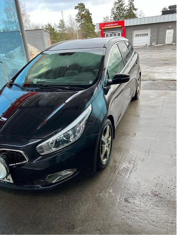 Svart Begagnad 2013 Kia Ceed Sportswagon Comfort Kombi | 45 000 kr (Marknadspris) - Bild 1/4