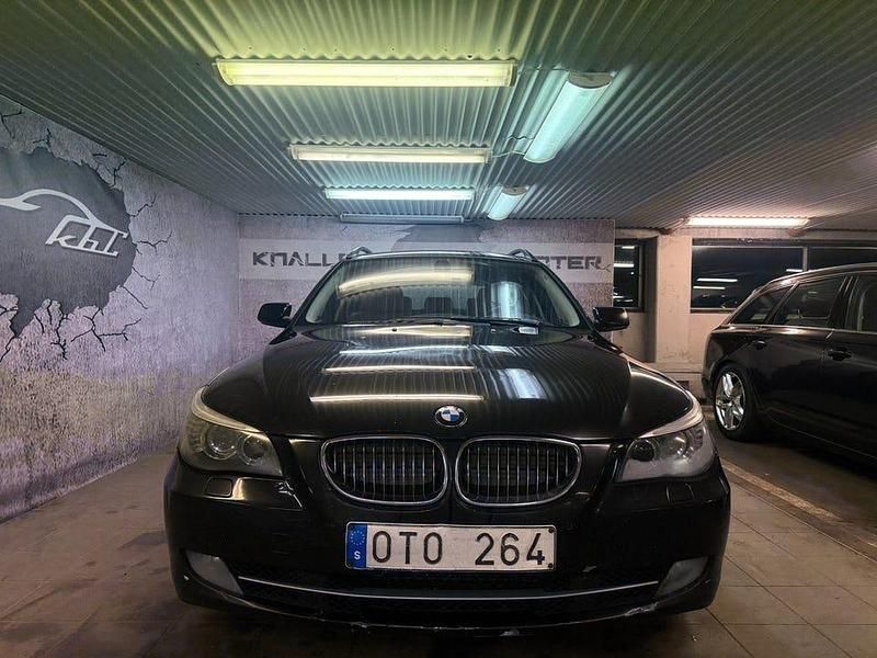 Begagnad BMW 525 197 HK (144 kW) 2008 Svart Kombi