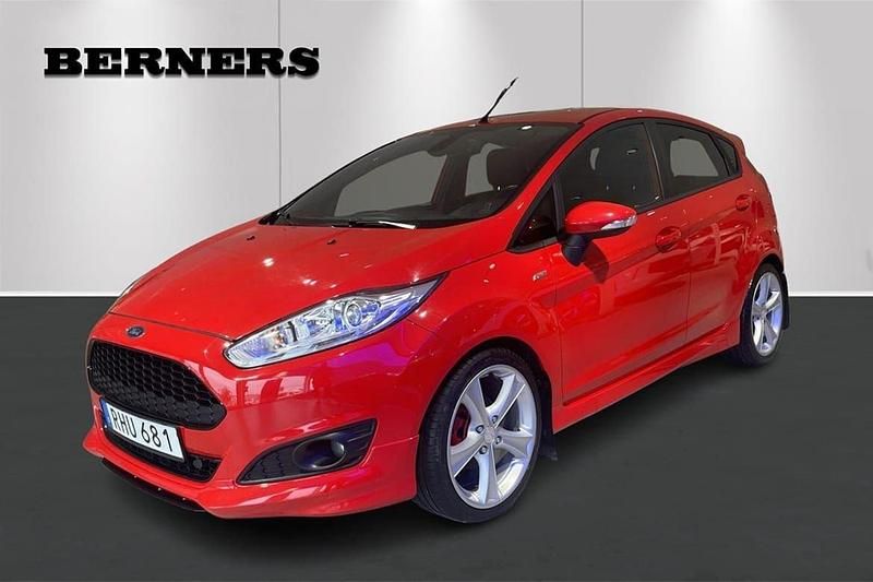 Röd Begagnad 2017 Ford Fiesta ST-Line Halvkombi | 159 900 kr (Marknadspris) - Bild 1/4