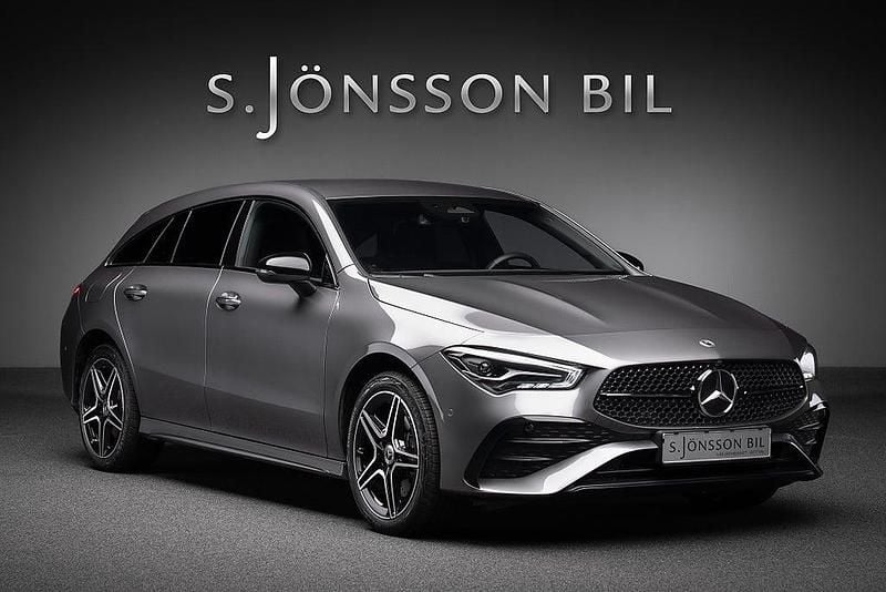 Mörkgrå (bergsgrå metallic) Begagnad 2024 Mercedes CLA250e Shooting Brake Advanced Plus Kombi | 409 000 kr (Marknadspris) - Bild 1/4