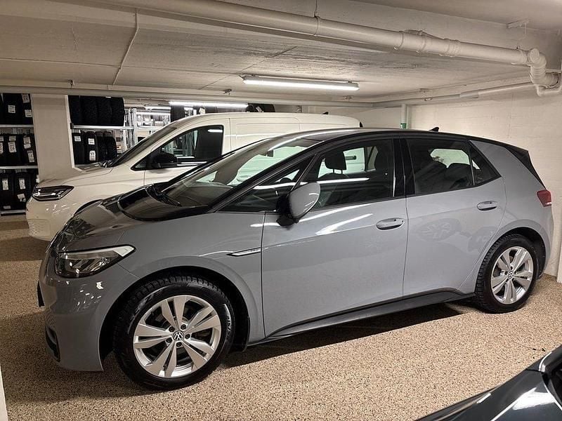 Grå (moonstone grey black) Begagnad 2023 VW ID.3 Pro Halvkombi | 279 000 kr (Marknadspris) - Bild 1/4