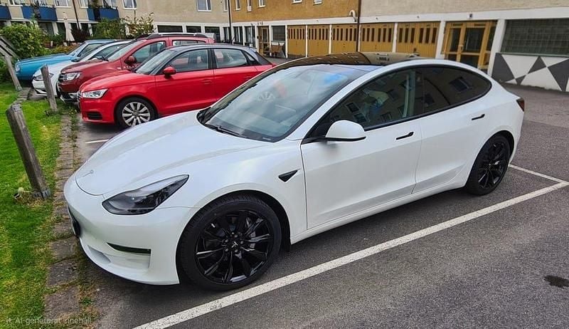 Pärlvit metallic Begagnad 2021 Tesla Model 3 Long Range AWD Sedan | 339 000 kr (Marknadspris) - Bild 1/4