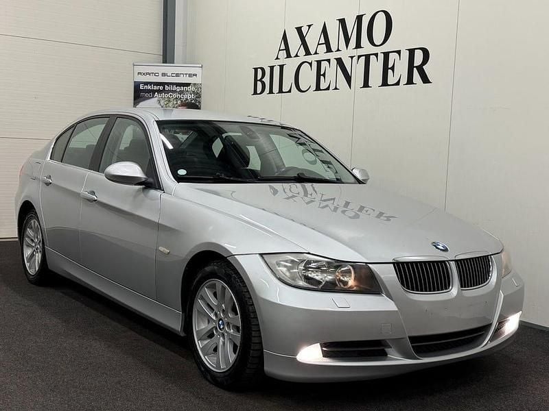 Ljusgrå Begagnad 2006 BMW 325 Advantage Sedan | 69 900 kr (Marknadspris) - Bild 1/4