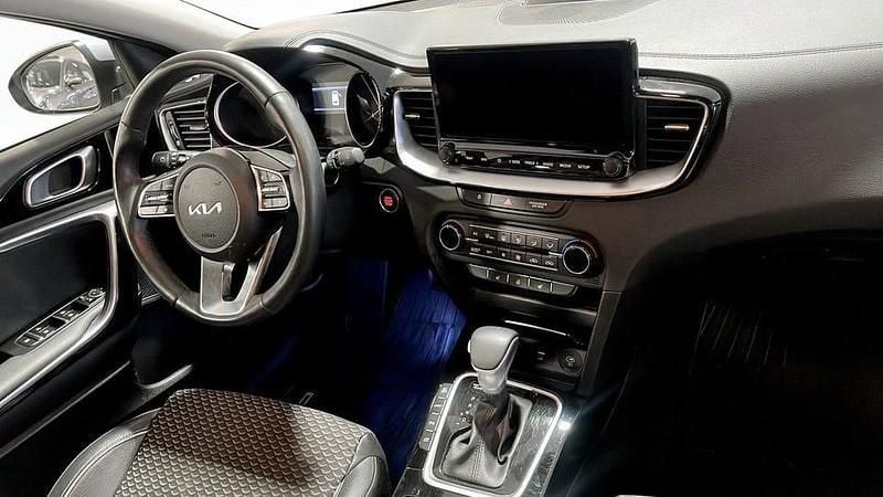 Begagnad Kia Ceed Advance 141 HK (103 kW) 2023 Grå Halvkombi