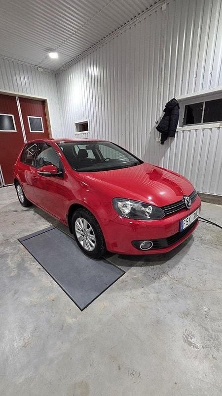 Röd Begagnad 2011 VW Golf Halvkombi | 40 000 kr (Bra pris) - Bild 1/4