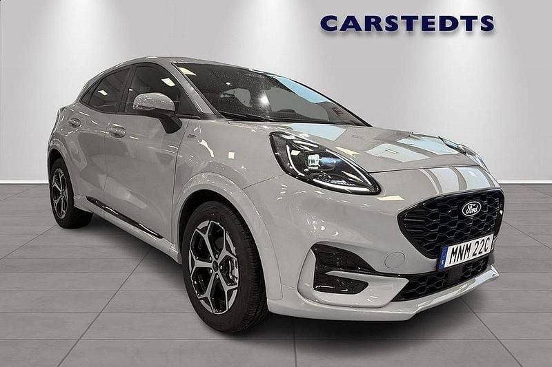 Grå Begagnad 2024 Ford Puma ST-Line SUV | 263 100 kr (Marknadspris) - Bild 1/4