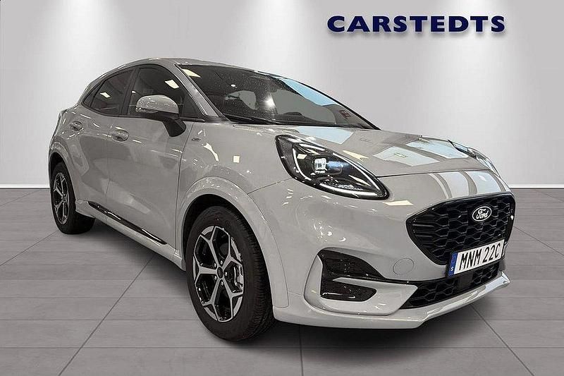 Grå Begagnad 2024 Ford Puma Gen-E ST-Line SUV | 263 100 kr (Marknadspris) - Bild 1/4