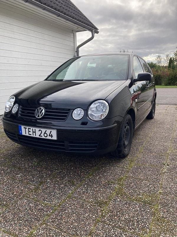 Svart Begagnad 2002 VW Polo Comfortline Halvkombi | 12 000 kr (Superpris) - Bild 1/4