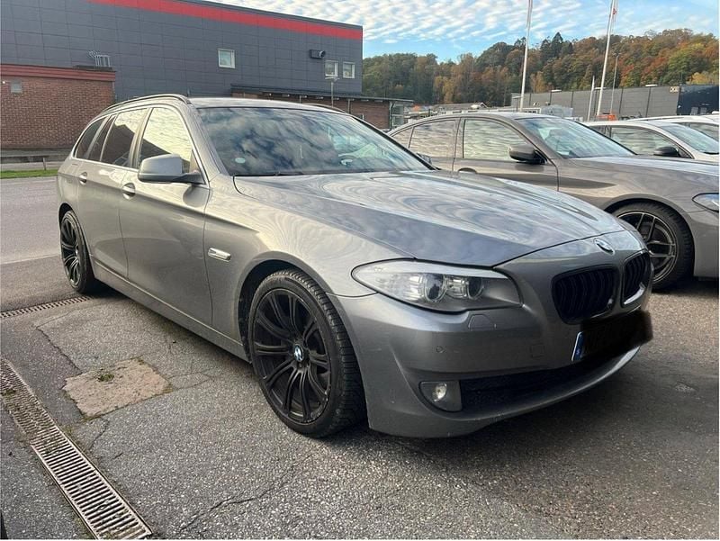 Grå Begagnad 2013 BMW 520 M Sport Kombi | 66 000 kr (Superpris) - Bild 1/4