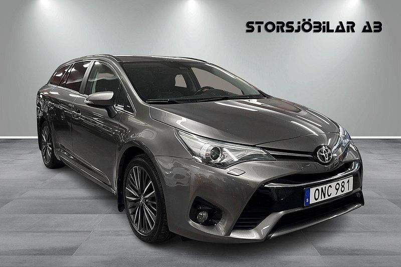 Mörkgrå (grå) Begagnad 2017 Toyota Avensis Active Kombi | 169 000 kr (Marknadspris) - Bild 1/4
