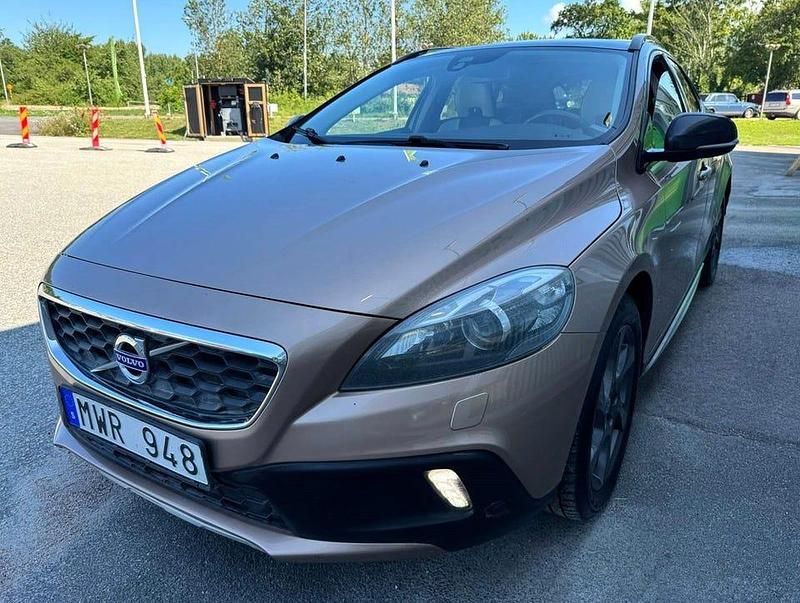 Begagnad Volvo V40 CC Summum 255 HK (187 kW) 2013 Brun Kombi