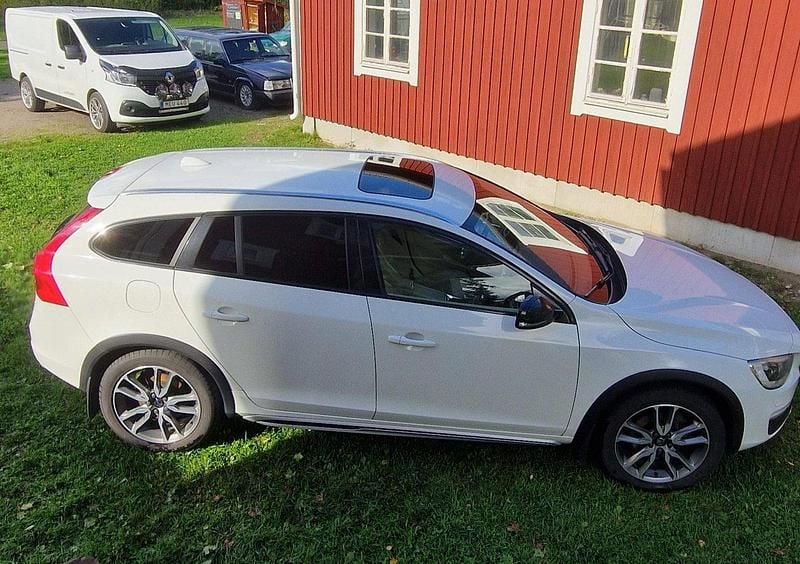 Vit Begagnad 2016 Volvo V60 CC Summum Kombi | 120 000 kr (Marknadspris) - Bild 1/4