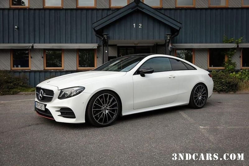 Vit Begagnad 2017 Mercedes E400 AMG line Sportkupé | 379 900 kr (Superpris) - Bild 1/4