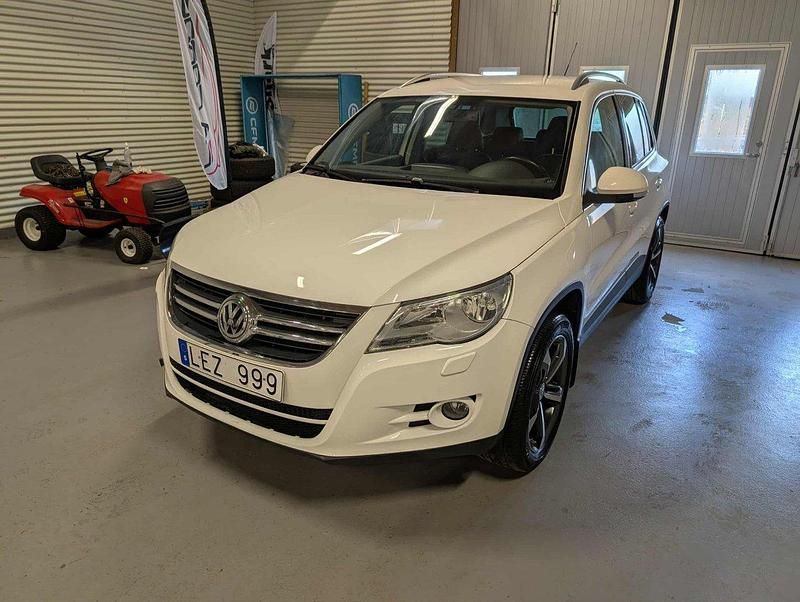 Vit Begagnad 2010 VW Tiguan Sportline SUV | 79 900 kr (Marknadspris) - Bild 1/4