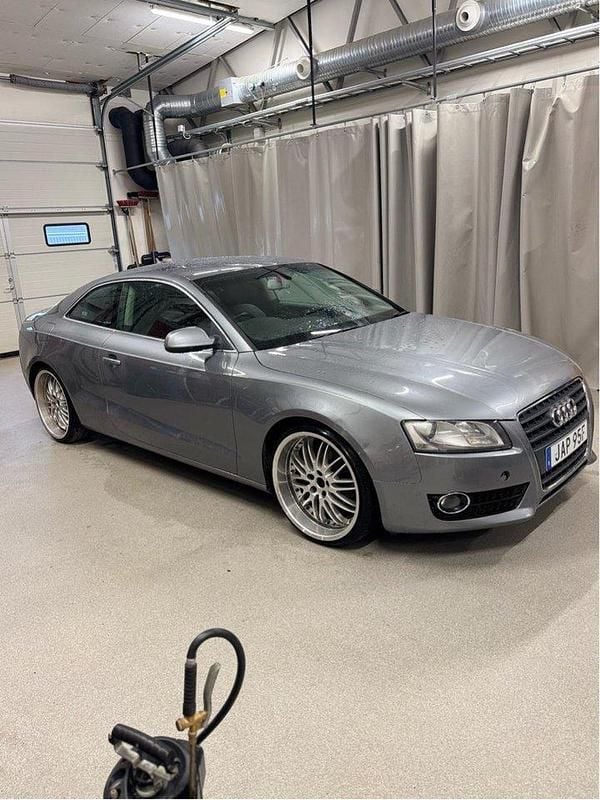 Grå Begagnad 2010 Audi A5 Sport Sportkupé | 38 000 kr (Superpris) - Bild 1/4