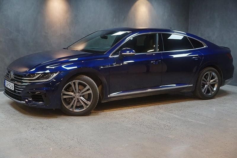 Mörkblå Begagnad 2017 VW Arteon R-line Halvkombi | 269 900 kr (Marknadspris) - Bild 1/4