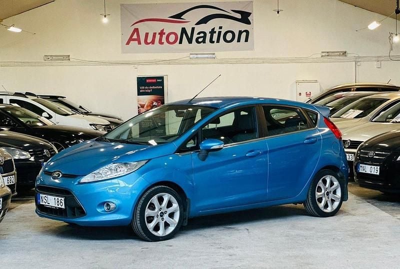 Blå Begagnad 2010 Ford Fiesta Titanium Halvkombi | 52 900 kr (Marknadspris) - Bild 1/4