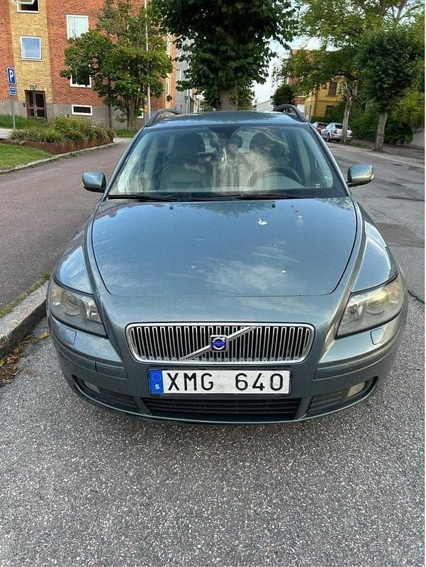 Grå Begagnad 2005 Volvo V50 Kinetic Kombi | 21 000 kr (Superpris) - Bild 1/4