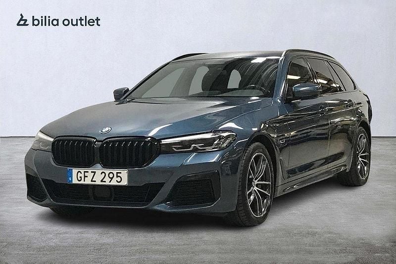 Blå Begagnad 2022 BMW 530e M Sport Kombi | 429 900 kr (Lite dyr) - Bild 1/4