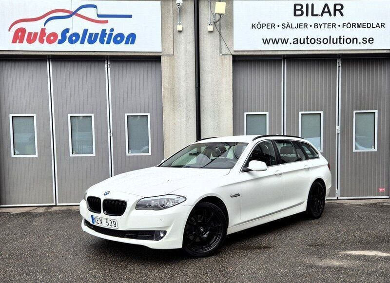 Vit Begagnad 2012 BMW 520 M Sport Kombi | 149 900 kr (Marknadspris) - Bild 1/4