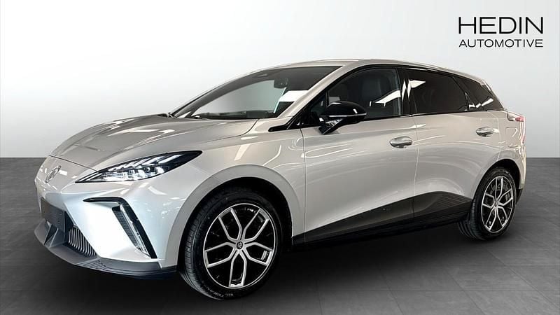 Grå (silver) Begagnad 2023 MG MG4 EV Luxury Halvkombi | 334 900 kr (Marknadspris) - Bild 1/4