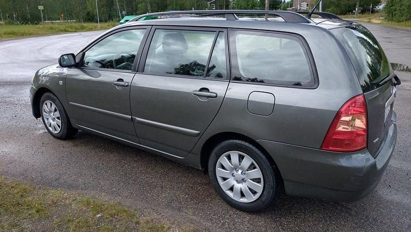 Grå Begagnad 2006 Toyota Corolla Kombi | 30 000 kr (Marknadspris) - Bild 1/4