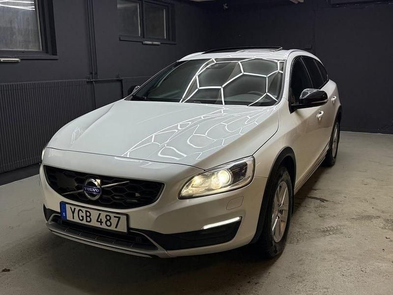 Vit Begagnad 2017 Volvo V60 CC Summum Kombi | 164 900 kr (Superpris) - Bild 1/4
