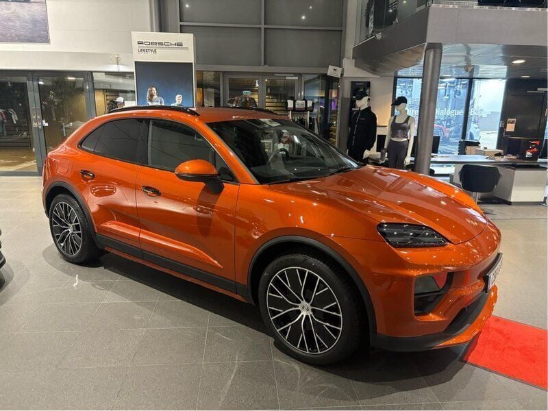Orange Begagnad 2025 Porsche Macan 4 Electric SUV | 915 000 kr - Bild 1/4