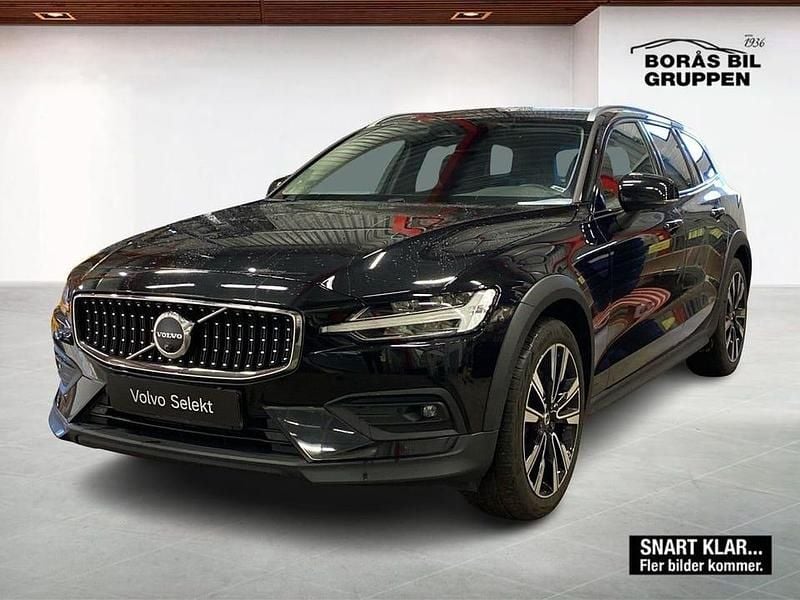 Svart Begagnad 2023 Volvo V60 CC Plus Kombi | 395 000 kr (Superpris) - Bild 1/3