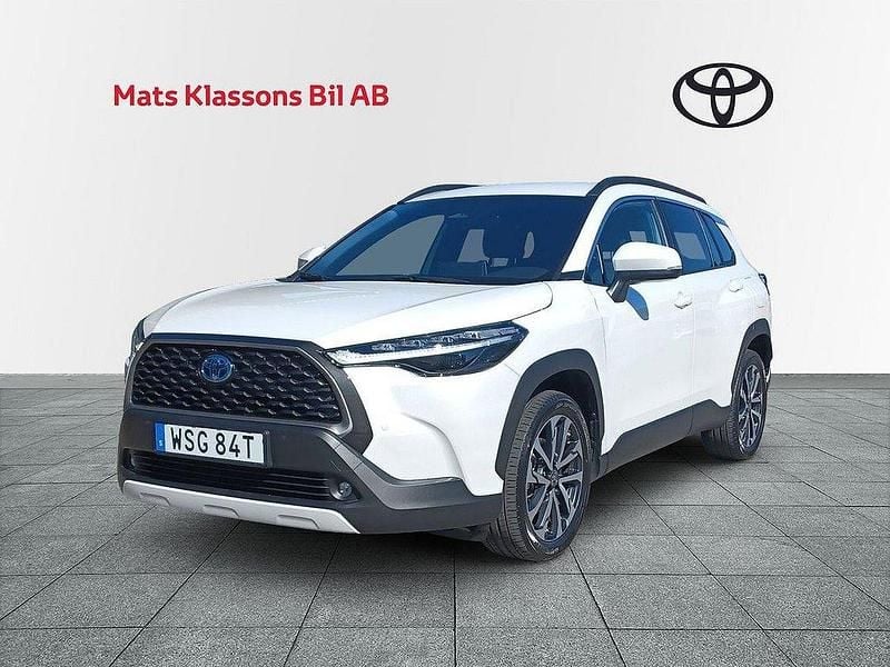 Vit Begagnad 2023 Toyota Corolla Cross Style SUV | 389 000 kr (Marknadspris) - Bild 1/4