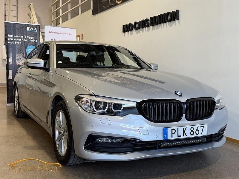 Silver Begagnad 2017 BMW 520 Sedan | 259 500 kr (Lite dyr) - Bild 1/4