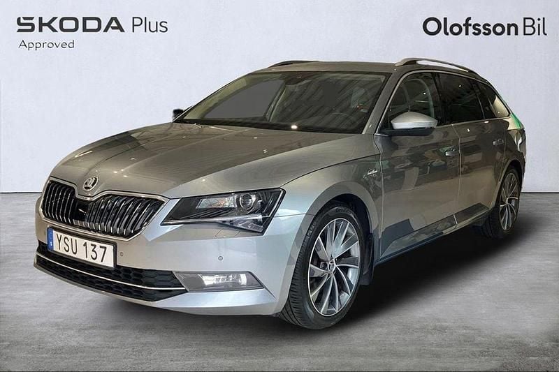 Grå Begagnad 2018 Skoda Superb Kombi | 239 900 kr (Marknadspris) - Bild 1/4