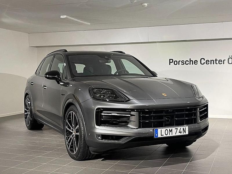 Grå Begagnad 2024 Porsche Cayenne SUV | 1 049 000 kr (Superpris) - Bild 1/4