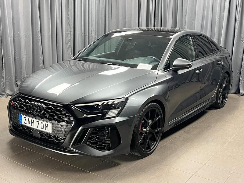 Grå Begagnad 2023 Audi RS3 Premium Halvkombi | 624 900 kr (Marknadspris) - Bild 1/4