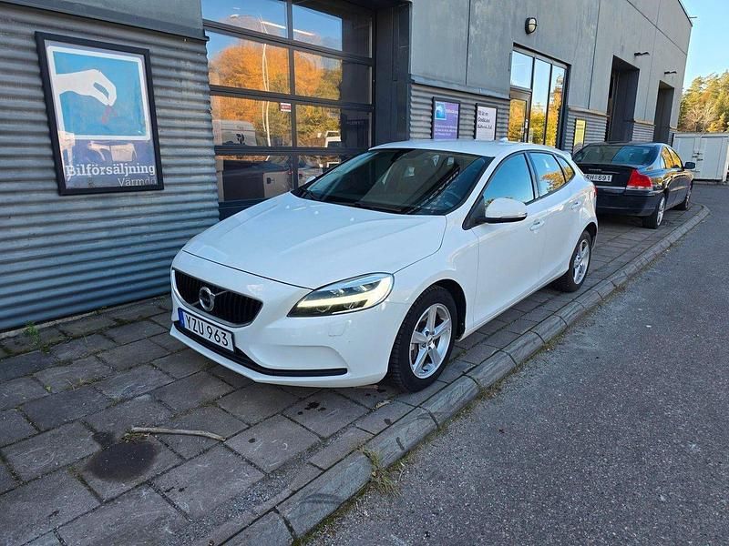 Begagnad Volvo V40 Momentum 152 HK (111 kW) 2017 Vit Kombi