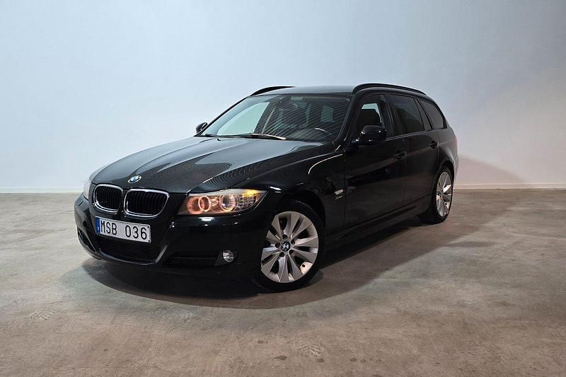 Svart Begagnad 2012 BMW 320 Kombi | 114 900 kr (Marknadspris) - Bild 1/3