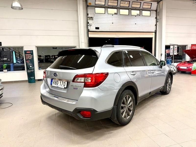 Begagnad Subaru Outback 150 HK (110 kW) 2016 Silver Kombi
