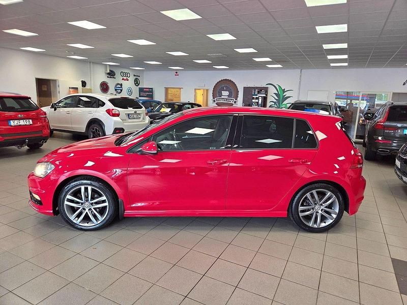 Röd Begagnad 2014 VW Golf VII R-line Halvkombi | 134 500 kr (Dyr) - Bild 1/4