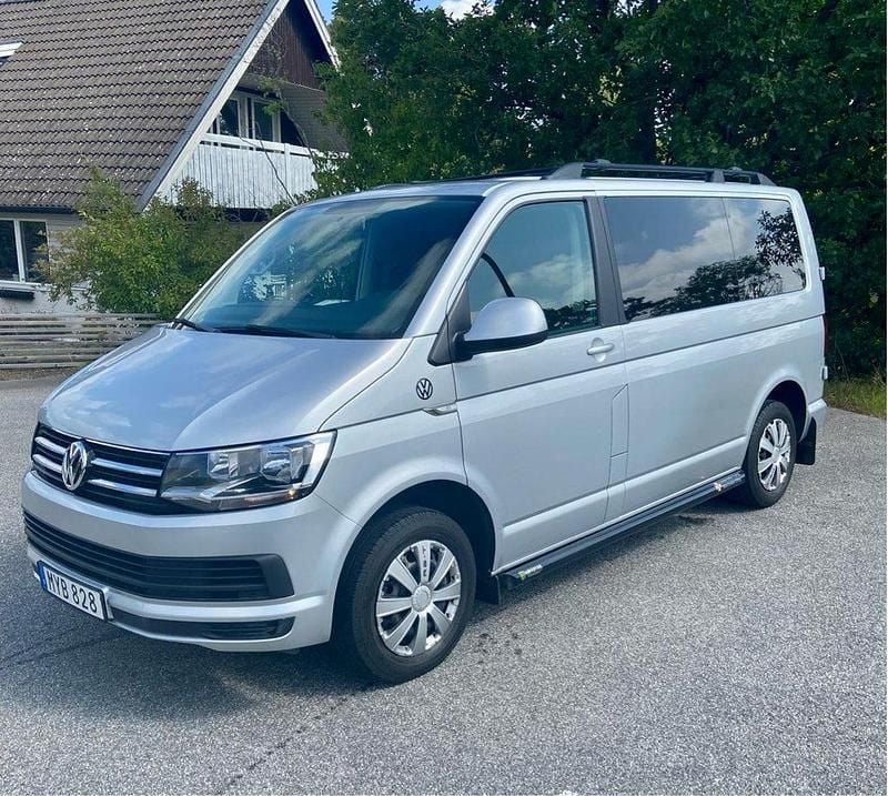 Silver Begagnad 2017 VW Caravelle Comfortline Minibuss | 295 000 kr (Bra pris) - Bild 1/4
