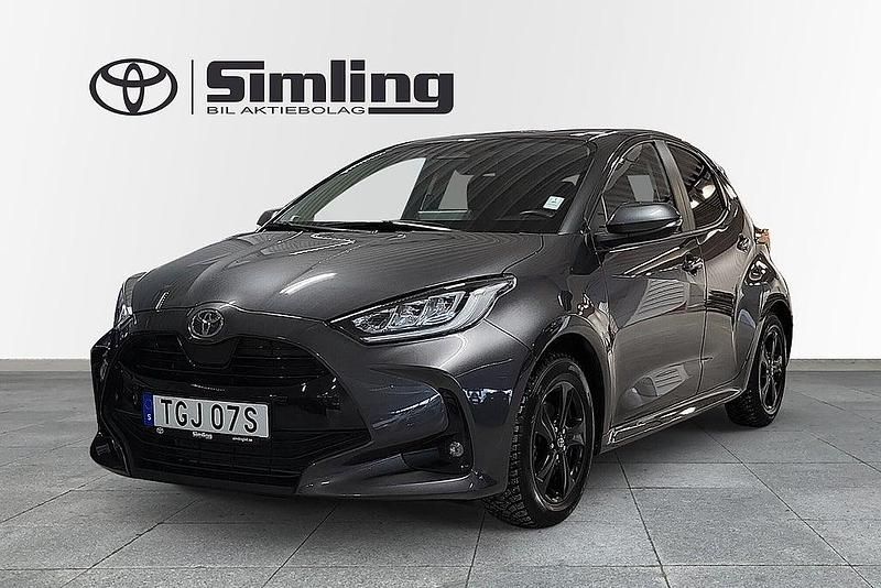 Mörkgrå Begagnad 2024 Toyota Yaris Hybrid Active Halvkombi | 259 900 kr (Marknadspris) - Bild 1/4