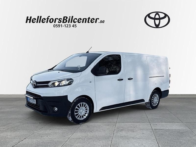 Vit Begagnad 2020 Toyota Proace Comfort Minibuss | 279 500 kr (Marknadspris) - Bild 1/4