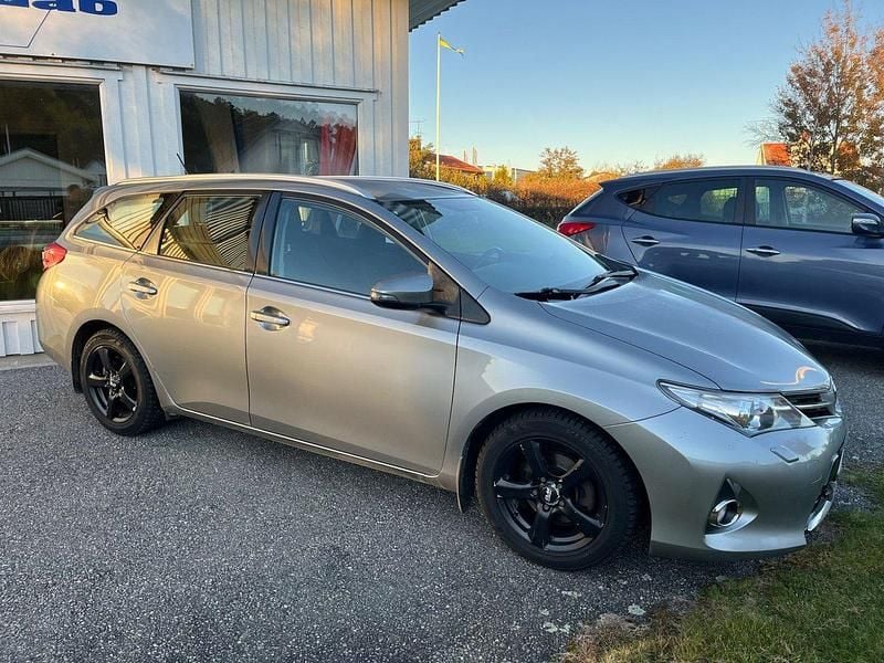 Ljusgrå (grå) Begagnad 2014 Toyota Auris Touring Sports Active Kombi | 72 000 kr (Lite dyr) - Bild 1/4