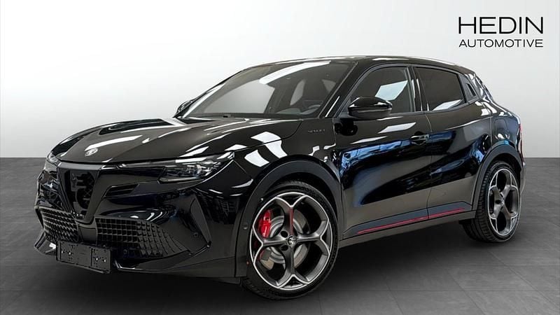 Svart (black) Begagnad 2025 Alfa Romeo Junior Veloce SUV | 489 900 kr (Marknadspris) - Bild 1/4