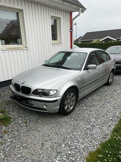 Grå Begagnad 2002 BMW 318 Sedan | 42 000 kr (Marknadspris) - Bild 1/4