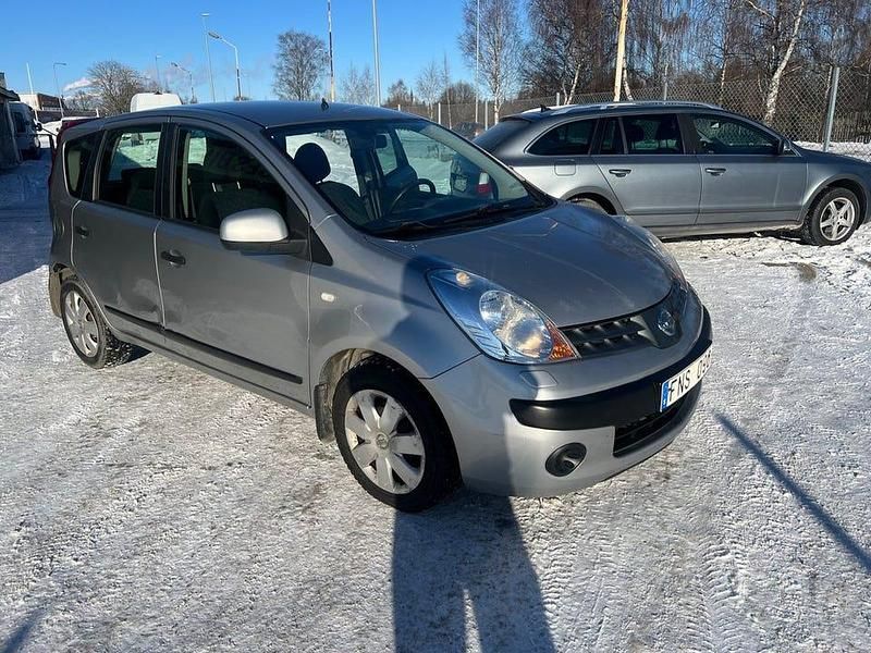Begagnad Nissan Note 110 HK (80 kW) 2008 Silver Halvkombi