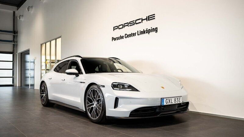 Ljusröd (grey) Begagnad 2025 Porsche Taycan Sport Turismo Sedan | 1 225 000 kr - Bild 1/3