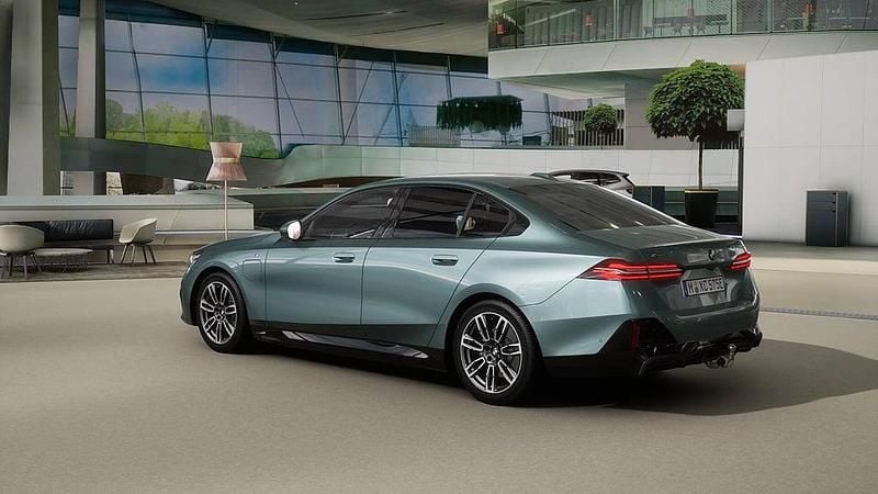 Ny BMW 530e M Sport 299 HK (219 kW) 2025 Cape york green metallic Sedan
