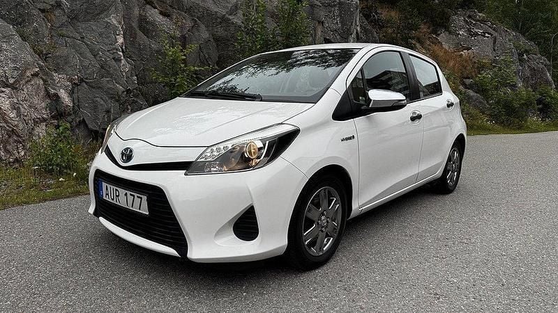 Vit Begagnad 2014 Toyota Yaris Hybrid Life Halvkombi | 93 900 kr (Marknadspris) - Bild 1/4
