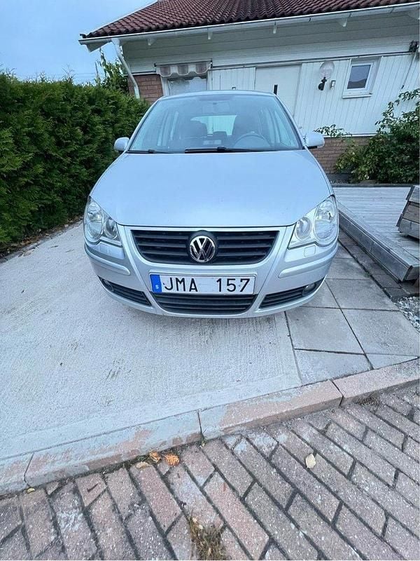 Silver Begagnad 2008 VW Polo Comfortline Halvkombi | 40 000 kr (Marknadspris) - Bild 1/4