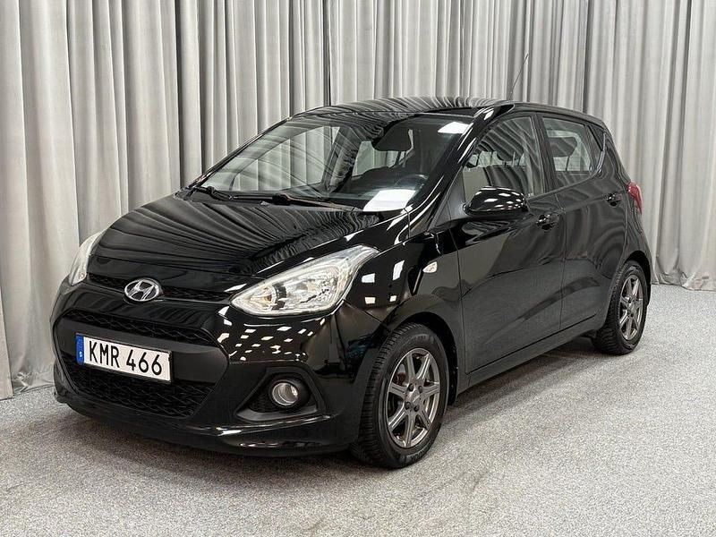 Svart Begagnad 2014 Hyundai i10 Comfort Halvkombi | 69 900 kr (Marknadspris) - Bild 1/4